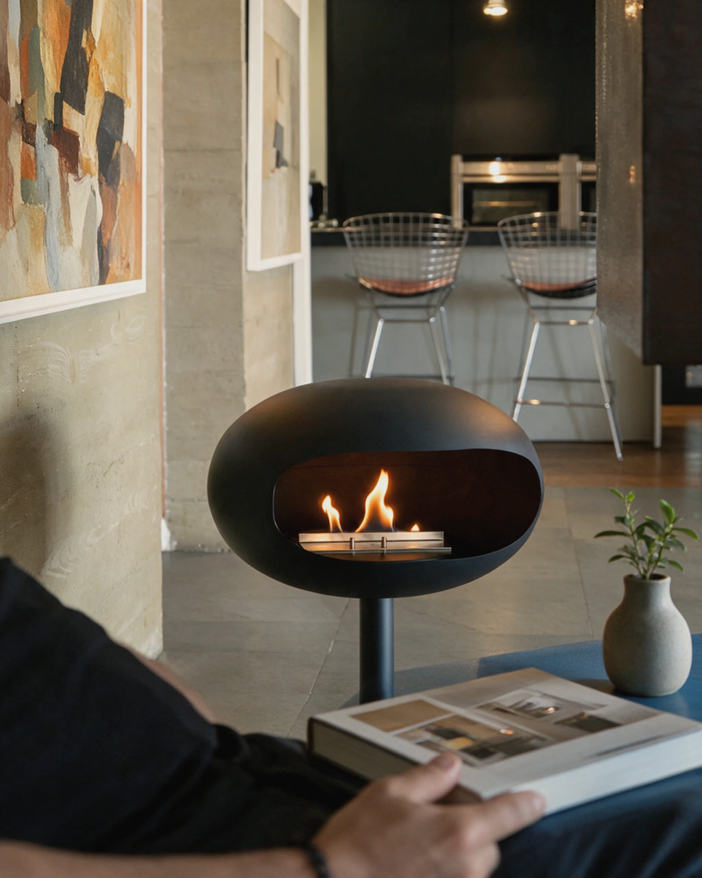 Cheminée bioéthanol Kumo noir mat allumée dans un salon, moment de détente