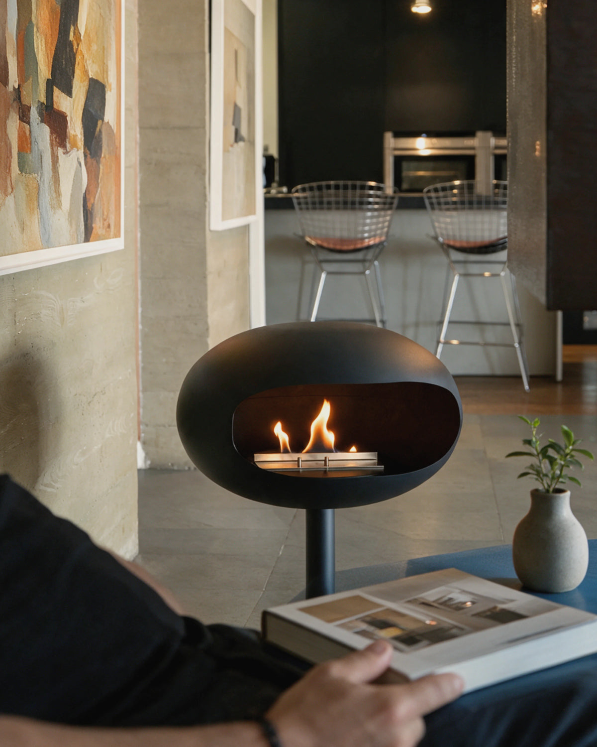 Cheminée bioéthanol Kumo noir mat allumée dans un salon, moment de détente